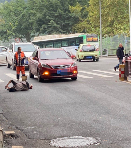 突发丨同心路发生车祸，一行人被撞倒-2.jpg