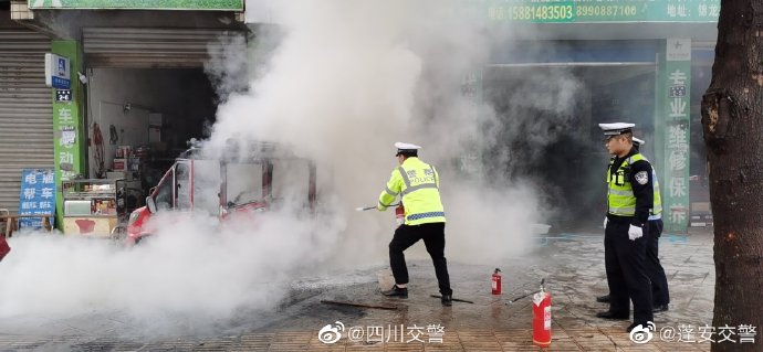 【电动车街头自燃，交警化身“消防员”】-2.jpg