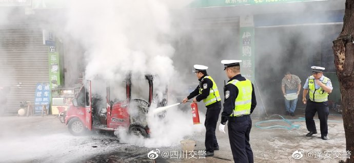 【电动车街头自燃，交警化身“消防员”】-1.jpg