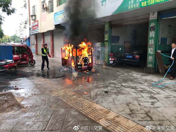 【电动车街头自燃，交警化身“消防员”】-3.jpg
