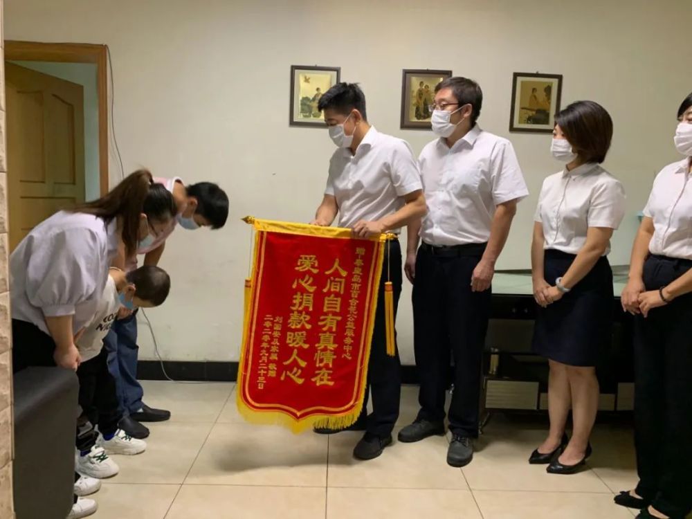 跨越千里的爱 秦皇岛银行为自贡白血病患儿捐款10万元-2.jpg