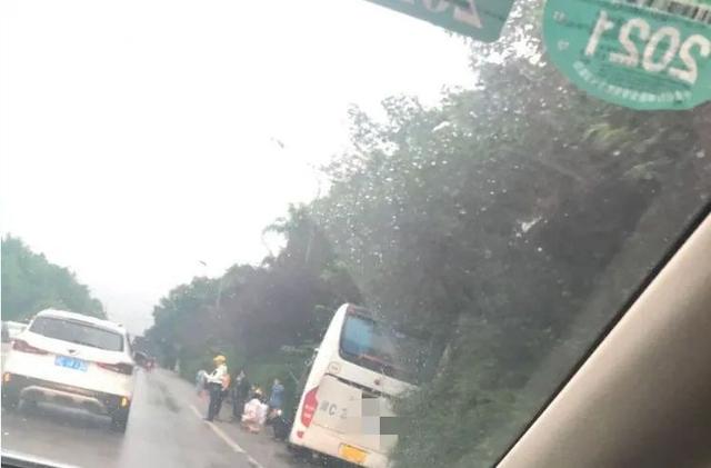 下雨路滑，自贡市区发生三起交通事故，大家出行注意安全！-2.jpg