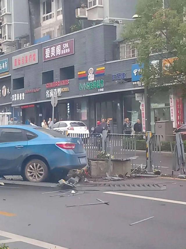 下雨路滑，自贡市区发生三起交通事故，大家出行注意安全！-4.jpg