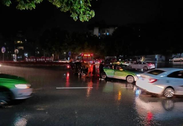下雨路滑，自贡市区发生三起交通事故，大家出行注意安全！-7.jpg