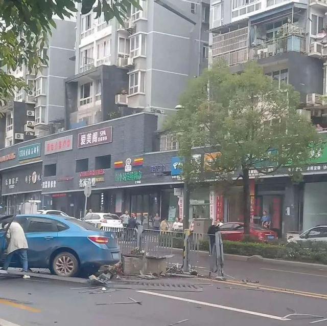 下雨路滑，自贡市区发生三起交通事故，大家出行注意安全！-6.jpg