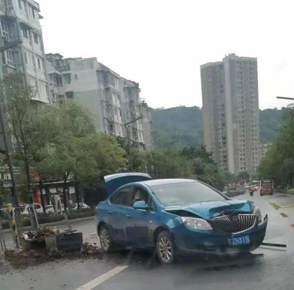下雨路滑，自贡市区发生三起交通事故，大家出行注意安全！-5.jpg