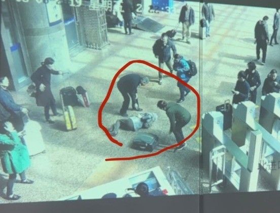 北京西站一女子被行李箱绊倒去世，法院驳回家属索赔要求-1.jpg