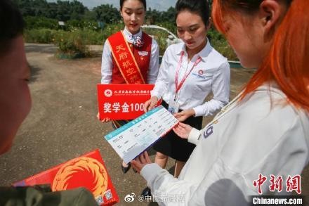 四川一高校用无人机送录取通知书：录取通知书还设计成“机票”-2.jpg