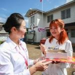 四川一高校用无人机送录取通知书：录取通知书还设计成“机票”-1.jpg