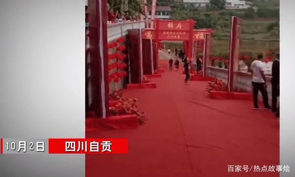 有钱人的任性！四川土豪国庆假期开飞机回家祝寿，路人羡慕：安逸-2.jpg