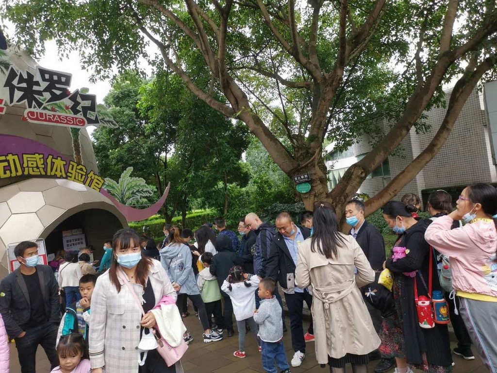 4天接待游客6.2万余人 自贡恐龙馆开启“人从众”模式-3.jpeg