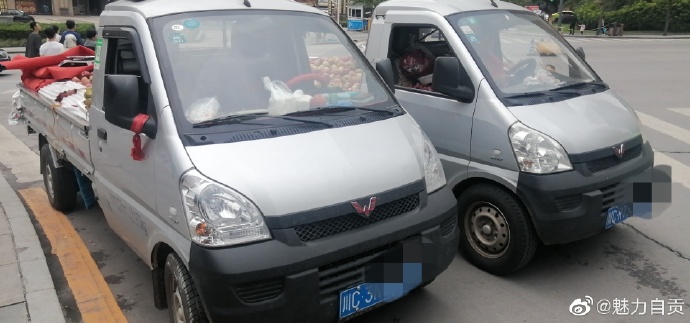 自贡两货车违停卖水果，交警没开罚单竟然这样做...-1.jpg