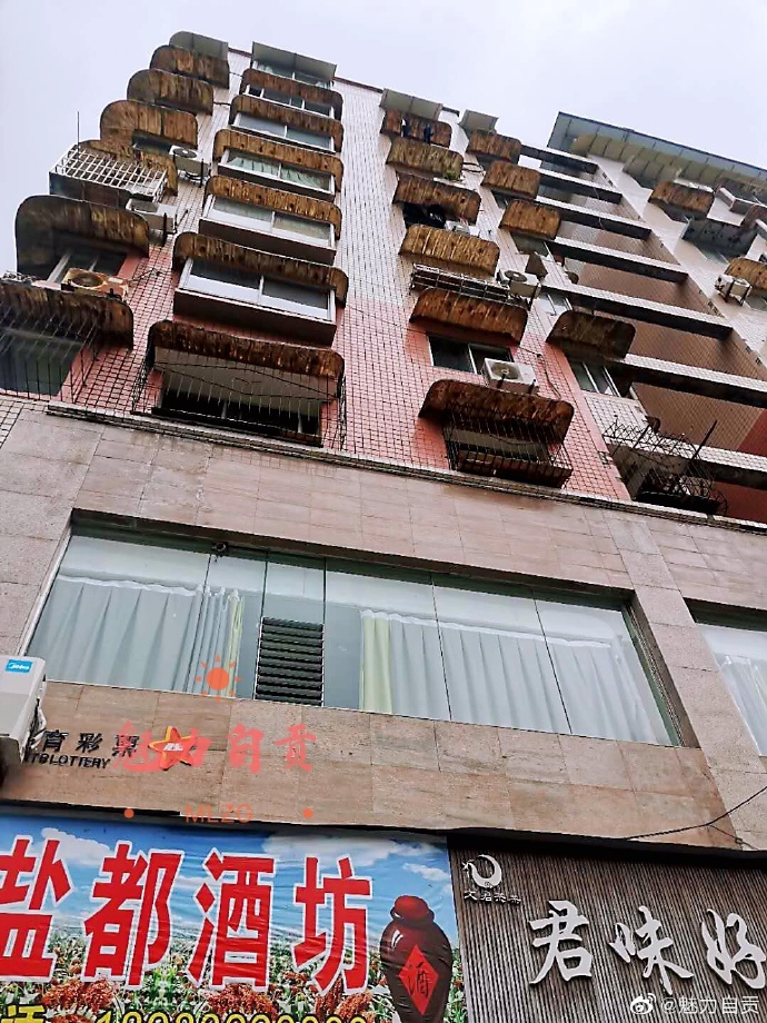 【#自贡#有人高空抛烟头！还燃着的，把行人脖子都烫红了[怒]】-3.jpg