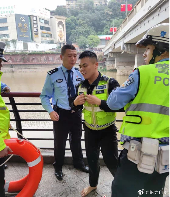 正面照来了！他就是昨天游过宽阔河面救起落水女子的自贡市自流井区交警大队辅警倪科睿-2.jpg