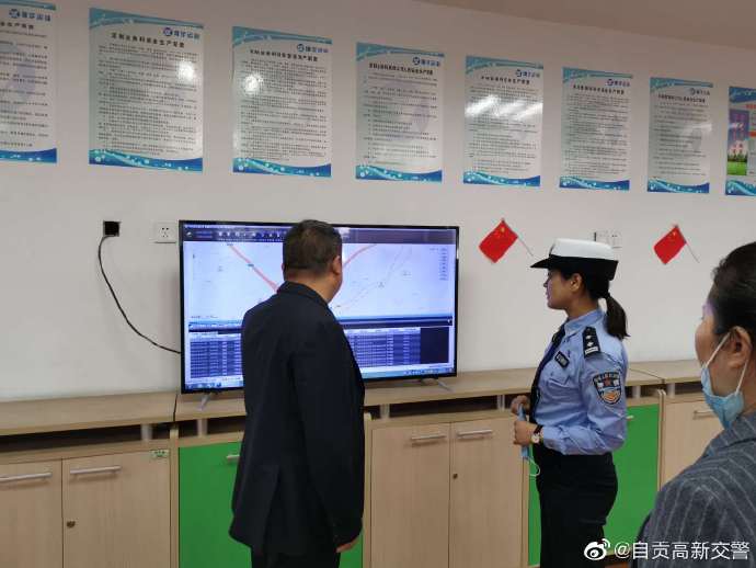 #畅行中国,交警同行# 【国庆我在岗｜假日收尾 交警走访运输公司确保客运交通安全】-2.jpg