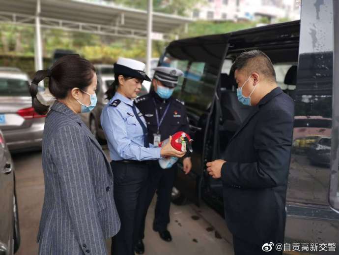#畅行中国,交警同行# 【国庆我在岗｜假日收尾 交警走访运输公司确保客运交通安全】-3.jpg