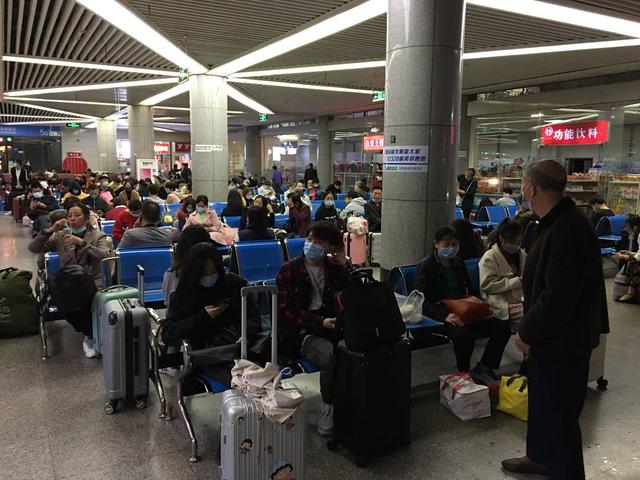 今年国庆四川自贡返程高峰提前到4日 旅客：怕堵车-1.jpg