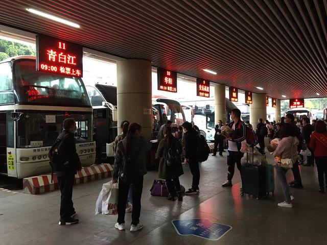 今年国庆四川自贡返程高峰提前到4日 旅客：怕堵车-5.jpg