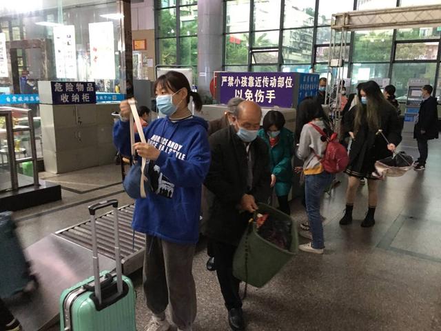 今年国庆四川自贡返程高峰提前到4日 旅客：怕堵车-2.jpg