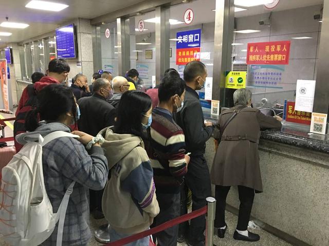 今年国庆四川自贡返程高峰提前到4日 旅客：怕堵车-6.jpg