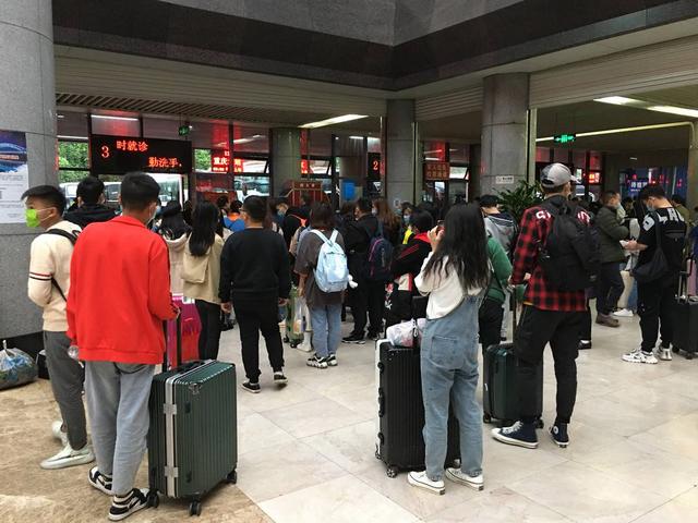 今年国庆四川自贡返程高峰提前到4日 旅客：怕堵车-4.jpg