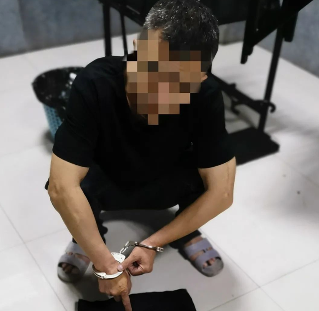 曝光！自贡一男子入商铺偷手机被拍下全程！-2.jpg