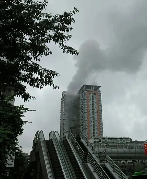 自贡天然居一居民楼突发大火！现场浓烟滚滚-1.jpg