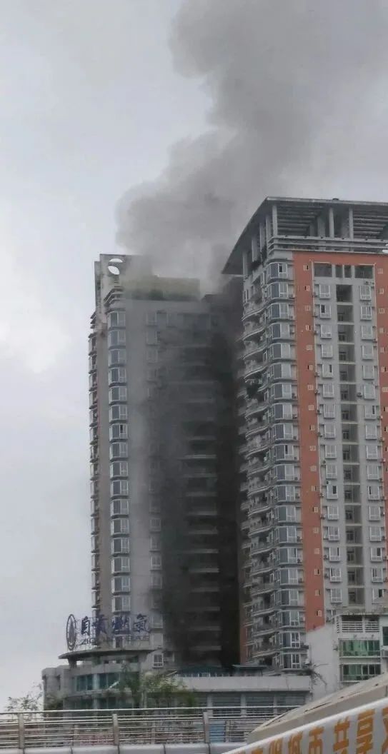 自贡天然居一居民楼突发大火！现场浓烟滚滚-2.jpg