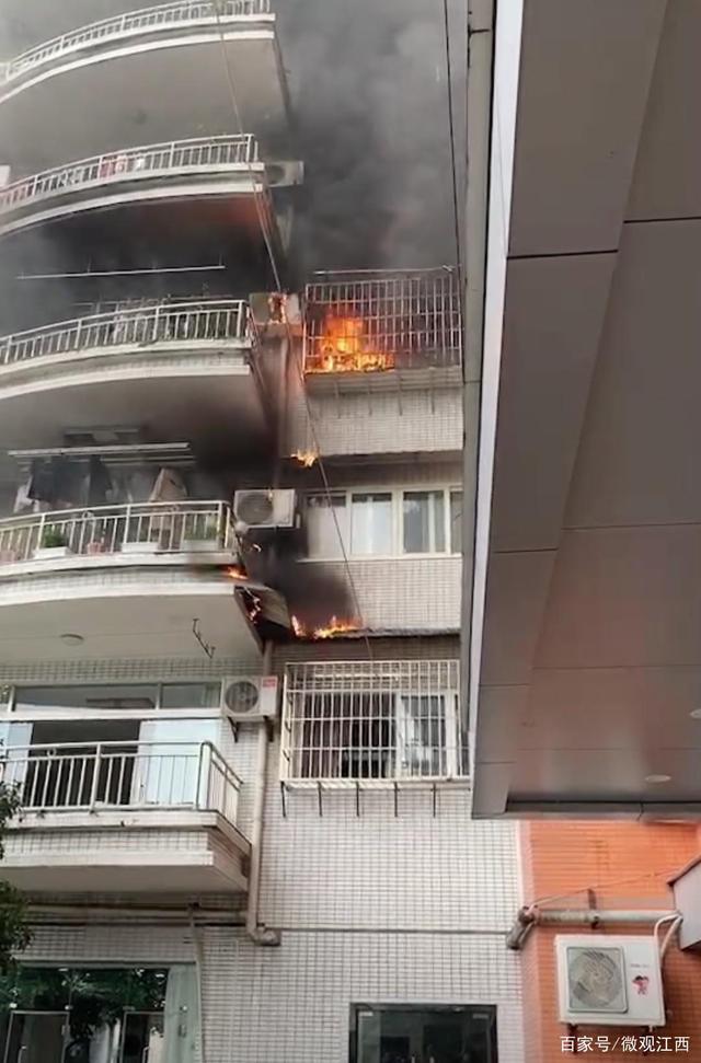 情况危急：自贡一小区3楼着火，4楼5楼被引燃，火苗还在不断往上窜-3.jpg