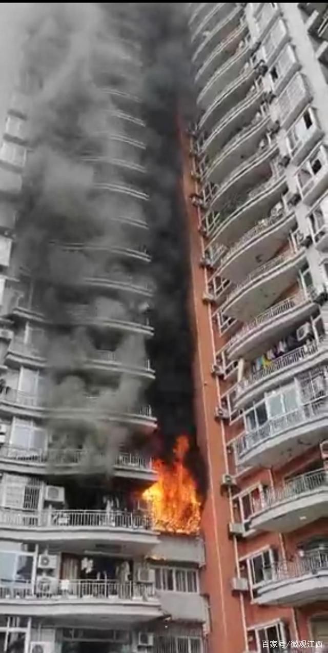 情况危急：自贡一小区3楼着火，4楼5楼被引燃，火苗还在不断往上窜-2.jpg