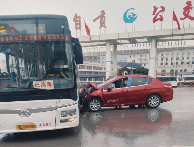 大山铺一私家车与公交车相撞！-1.jpg