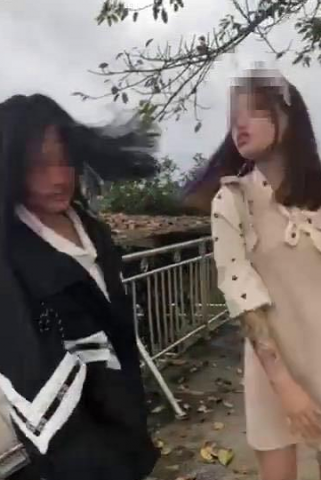 网曝四川高县女生遭人轮番殴打 警方：已抓获两名嫌疑人-2.jpg