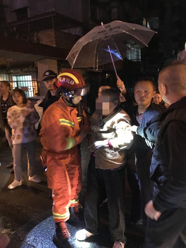 自贡八旬太婆失足坠入4米深墙隙，消防员冒雨背出-1.jpg