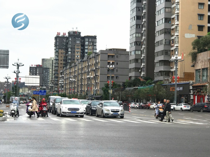 【创文在路上】富顺人，这样过马路的你真美！-4.jpg