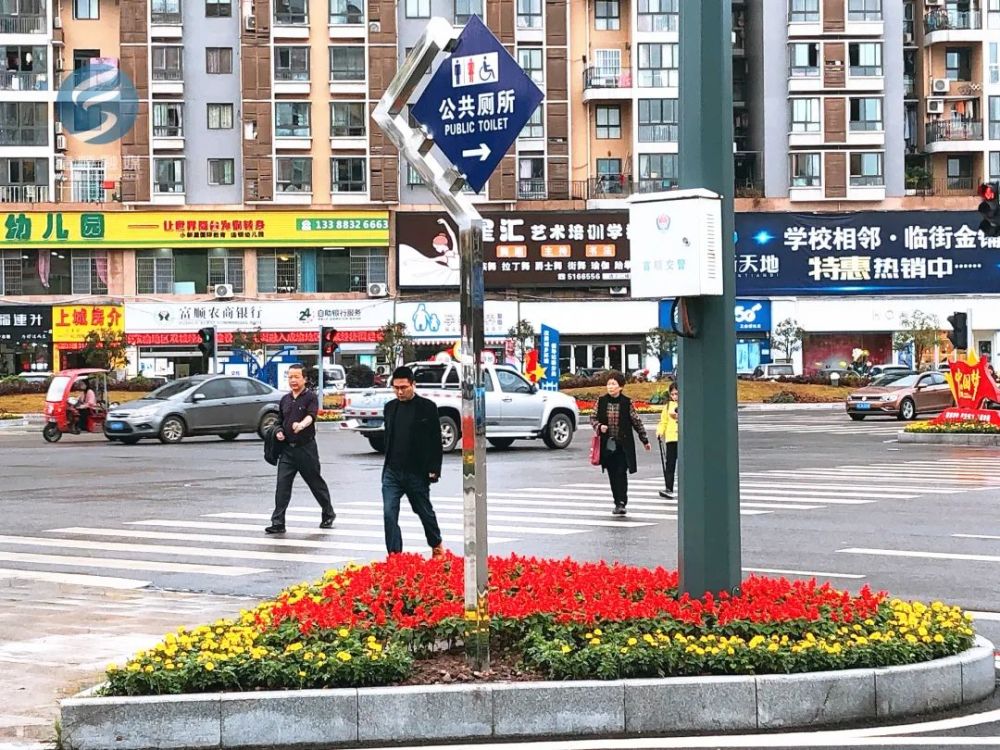 【创文在路上】富顺人，这样过马路的你真美！-5.jpg