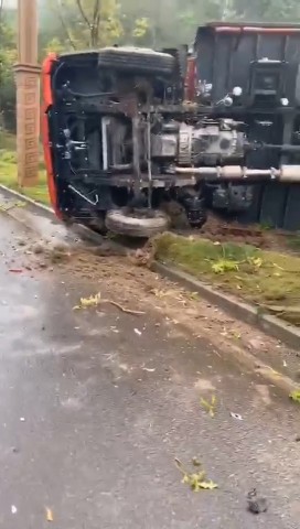小车竟然把大货车撞翻了！？现场好惨烈......-2.jpg