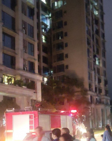 昨天晚上，泰丰国际城23栋一居民家起火了-1.jpg