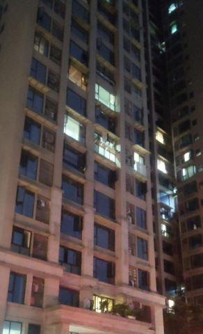 昨天晚上，泰丰国际城23栋一居民家起火了-2.jpg