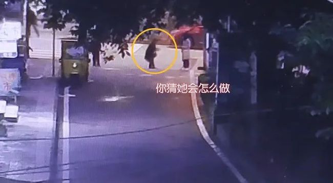 自贡一大姐捡到万元现金后居然这样做-1.jpg