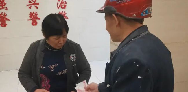 自贡一大姐捡到万元现金后居然这样做-3.jpg