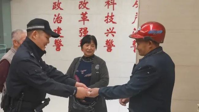 自贡一大姐捡到万元现金后居然这样做-2.jpg