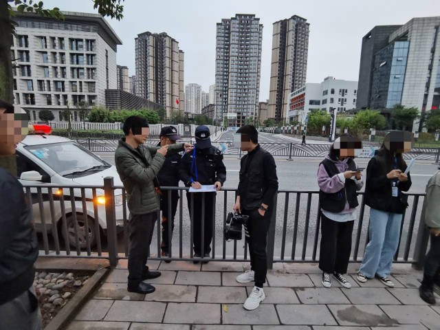 警惕！自贡街头这个采访是唬人的！相关部门已核实！-4.jpg