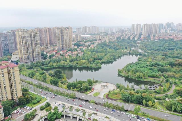 自贡今年前三季度经济数据出炉 地区生产总值实现1033.89亿元-2.jpg