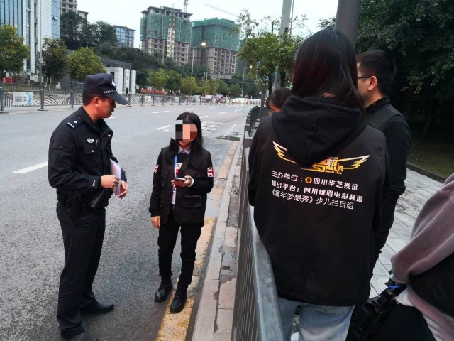 警惕！自贡街头这个采访是唬人的！相关部门已核实！-2.jpg