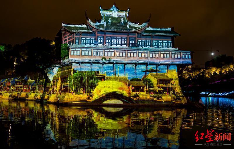 绚烂夺目！第三届自贡国际恐龙灯光节闪耀启幕，活动将持续到10月31日-1.jpg