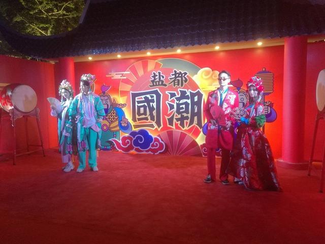 自贡灯耀世界！第三届自贡国际恐龙灯光节炫丽开启-4.jpg