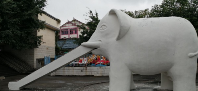 哪个跟彩灯公园的大象梭梭板洗澡了-1.jpg
