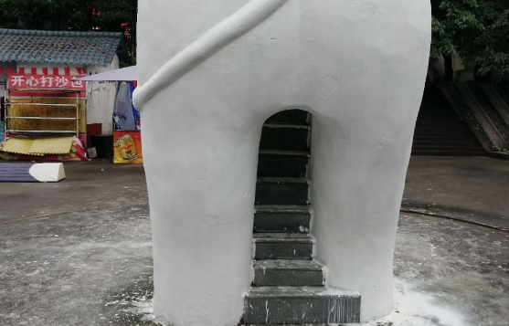 哪个跟彩灯公园的大象梭梭板洗澡了-4.jpg