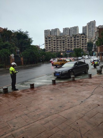 自贡紫荆城邦小区门口，一小车在斑马线任性停车，一个字罚！-2.jpg