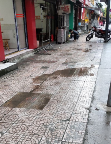 自贡某小区后门的人行道一下雨就淌水-1.jpg